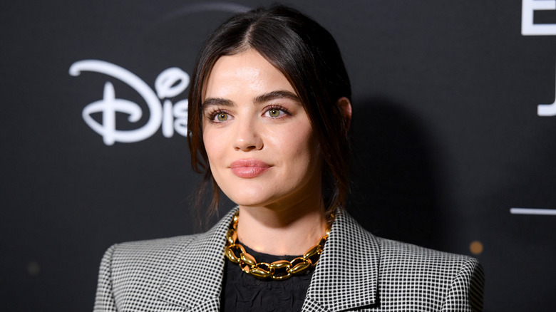 Lucy Hale dans un blazer à carreaux et un collier chaîne en or