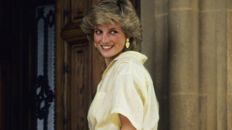 Robe jaune princesse Diana