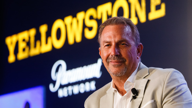 Kevin Costner sourit à un événement "Yellowstone"