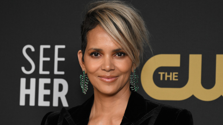 Halle Berry souriante