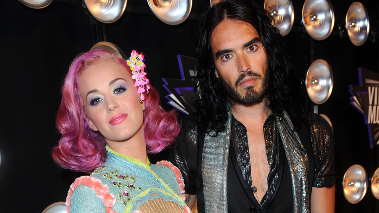 Katy Perry et Russell Brand posent