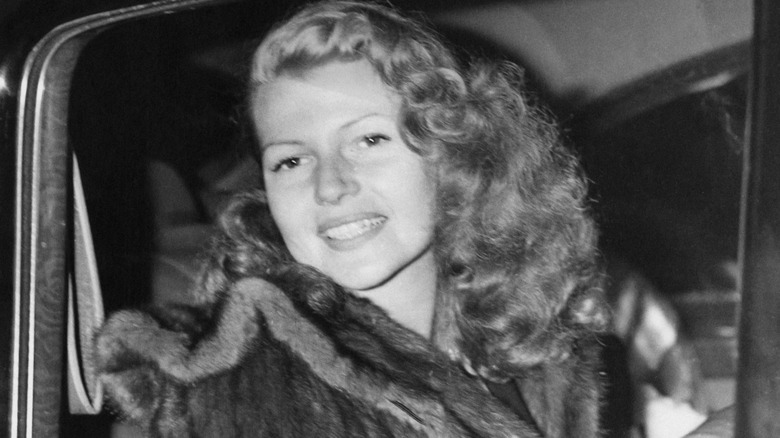 Rita Hayworth souriante