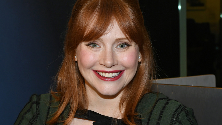 Bryce Dallas Howard souriant 