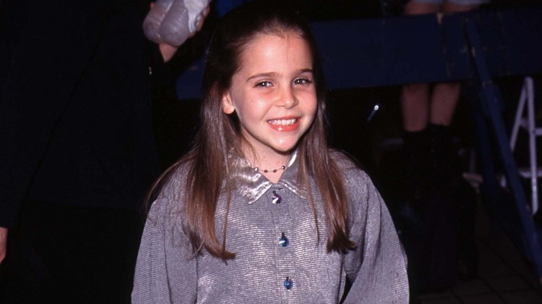 Mae Whitman souriante comme une gamine