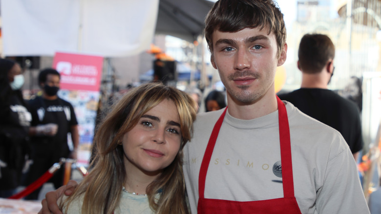 Mae Whitman posant avec Miles Heizer