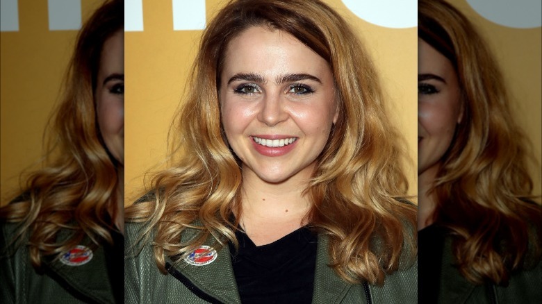 Mae Whitman posant sur le tapis rouge 