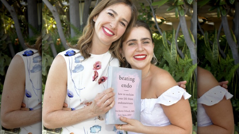 Mae Whitman posant avec le livre "Beating Endo"