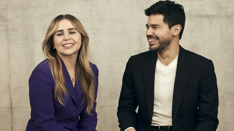 Mae Whitman posant avec Carlos Valdes