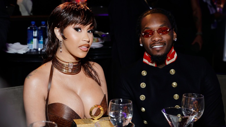 Cardi B et Offset assis devant des verres à boire