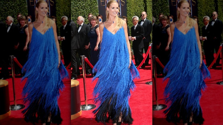 Heidi Klum porte une robe à franges bleues