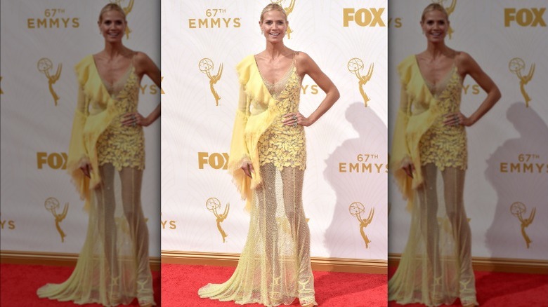 Heidi Klum porte une robe semi-transparente jaune