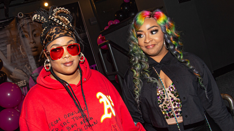 Da Brat et Jesseca Dupart regardant sur le côté