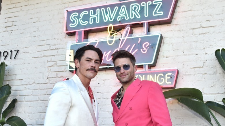 Tom Sandoval et Tom Schwartz posant