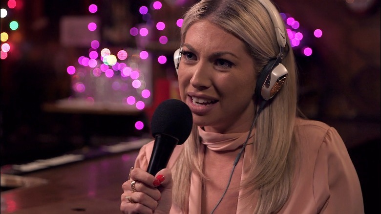 Stassi Schroeder parle dans le micro