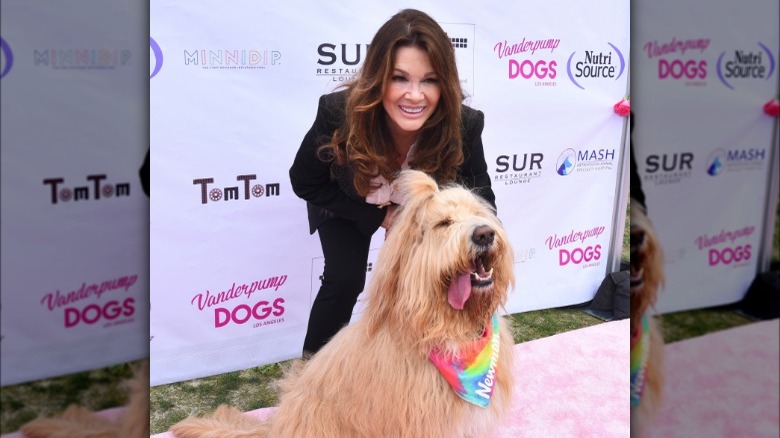 Lisa Vanderpump et son chien, posant sur un tapis rouge