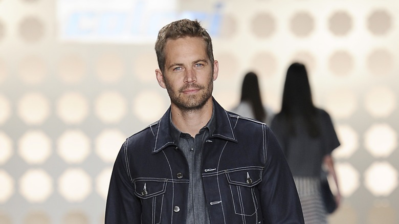 Paul Walker marchant sur la piste