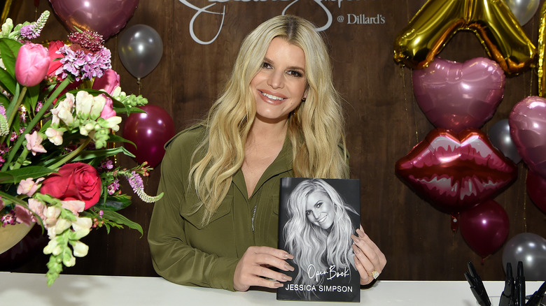 Jessica Simpson avec un livre