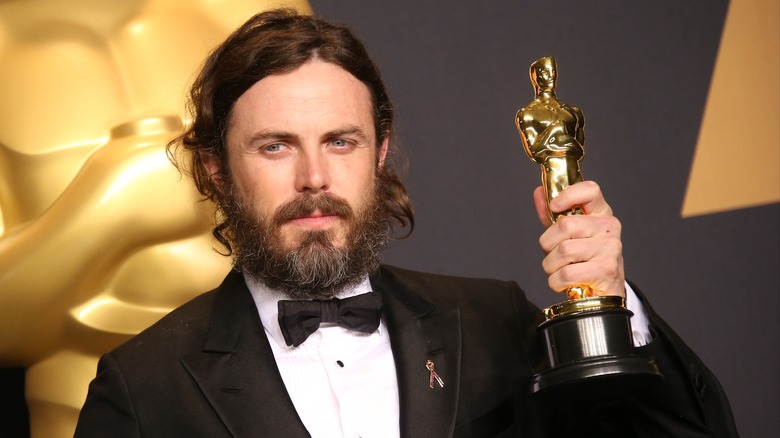 Casey Affleck tenant l'Oscar 