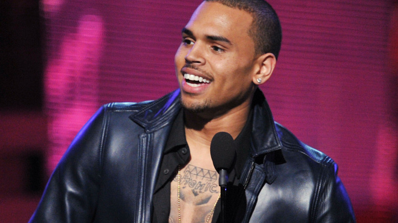 Chris Brown souriant 