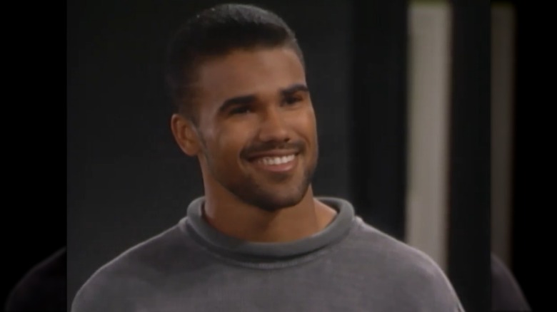 Shemar Moore comme Malcolm dans Les jeunes et les agités