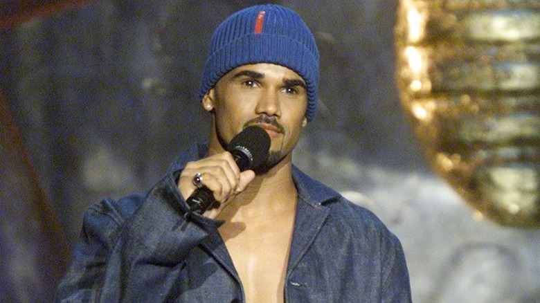 Shemar Moore tenant un micro