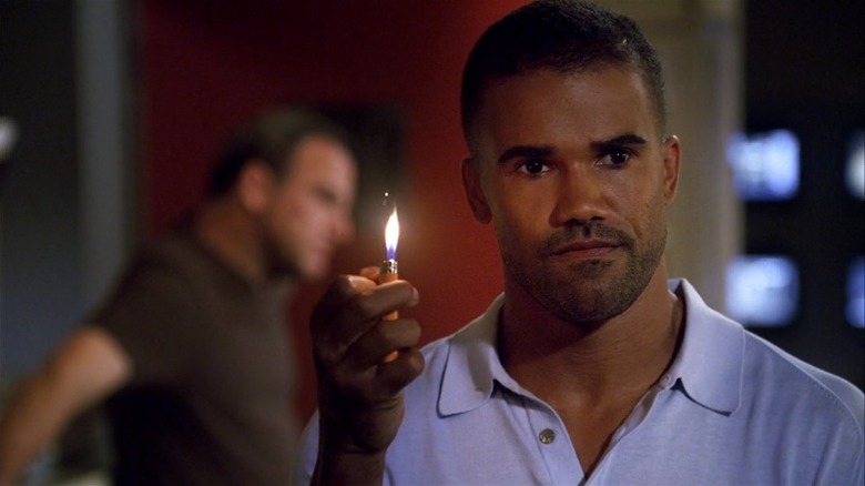 Shemar Moore tenant un briquet sur Criminal Minds