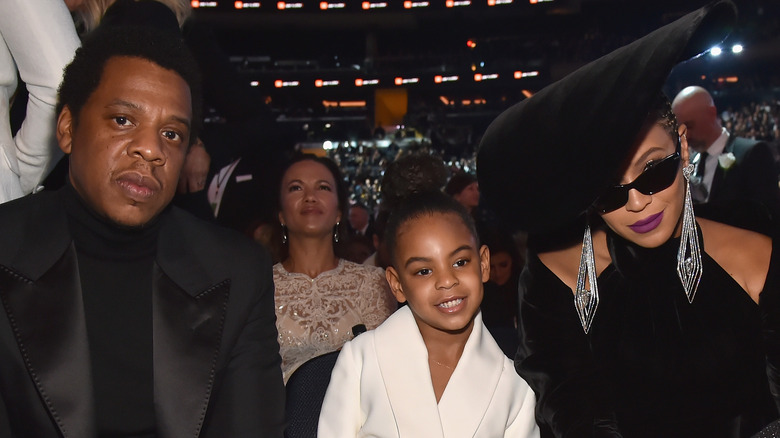 Jay Z, Blue Ivy et Beyoncé souriant aux Grammys