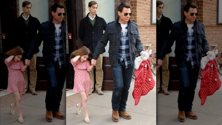 Suri Cruise main dans la main avec Tom Cruise