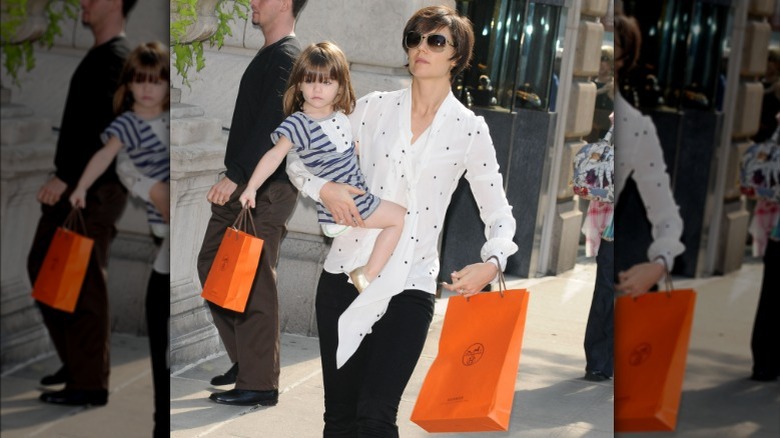 Suri Cruise, Katie Holmes portant des sacs