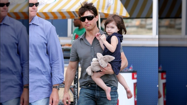 Tom Cruise portant Suri Cruise