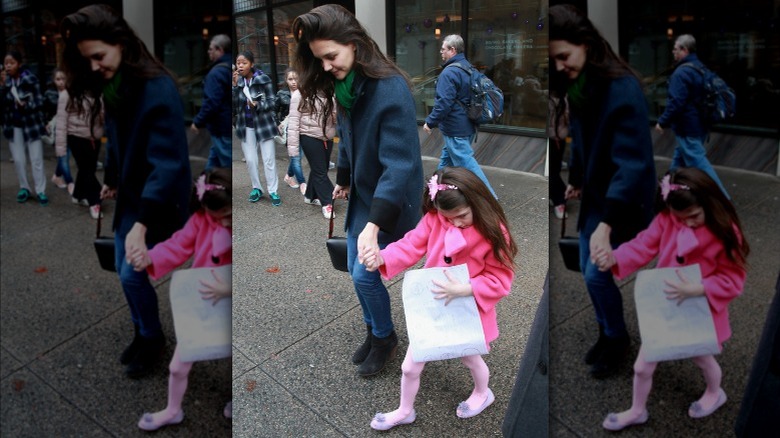 Katie Holmes tenant la main de Suri Cruise