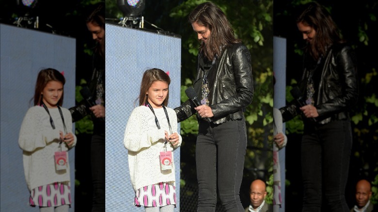 Katie Holmes regarde en fronçant les sourcils Suri Cruise