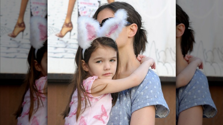 Suri Cruise porte des oreilles de lapin