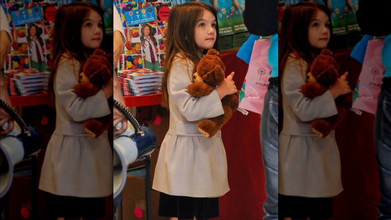 Suri Cruise tenant un ours en peluche