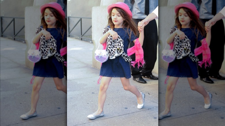 Suri Cruise porte un chapeau rose et des ballerines argentées