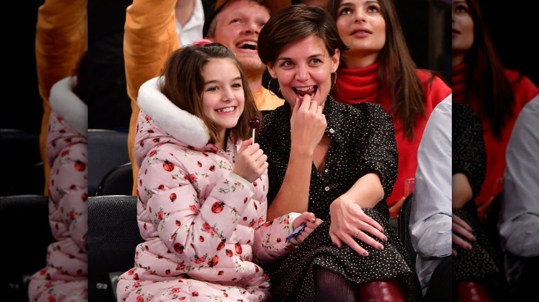 Suri Cruise, Katie Holmes en riant