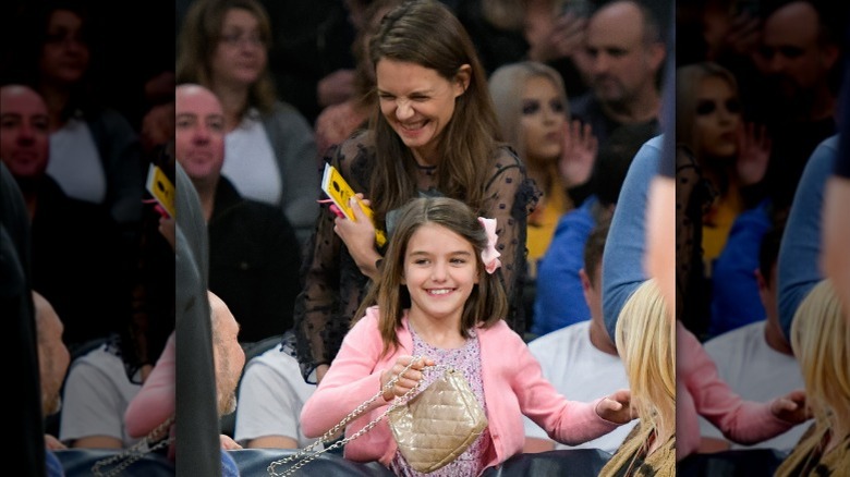 Katie Holmes rigole derrière Suri Cruise