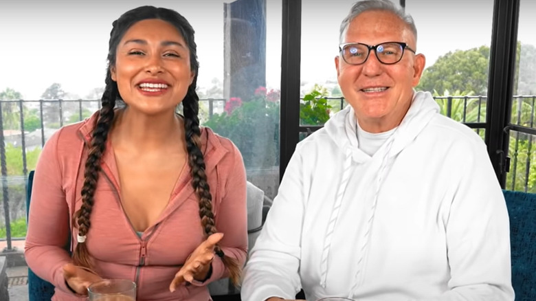 Mayra et Donnie souriant dans une vidéo