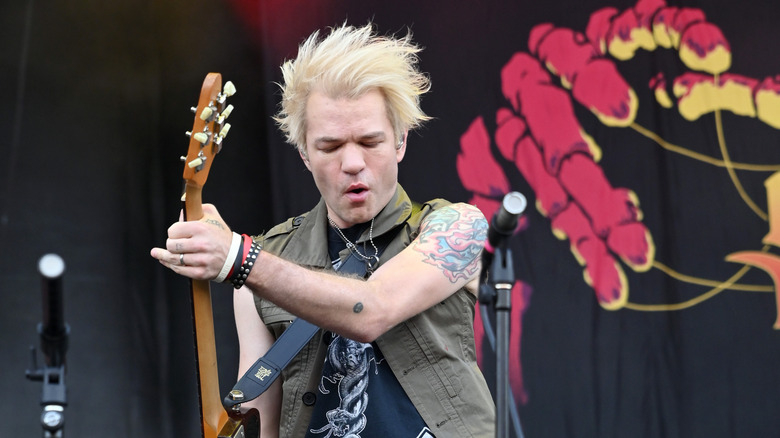 Deryck Whibley jouant de la guitare