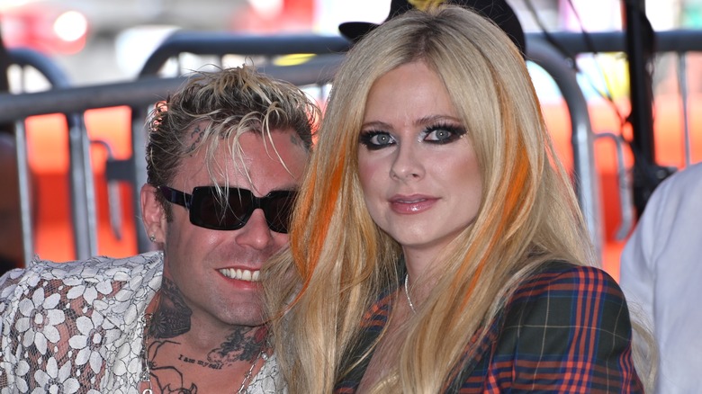 Avril Lavigne et Mod Sun assis