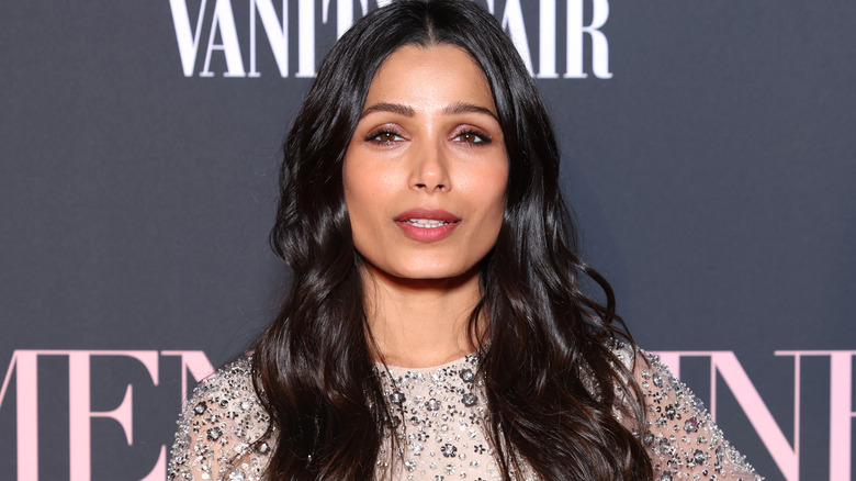 Frieda Pinto posant