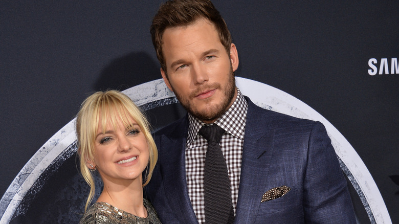 Chris Pratt et Anna Faris sourient