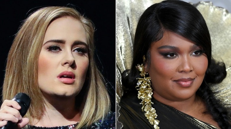 Adele posant sur scène, Lizzo posant en collier doré