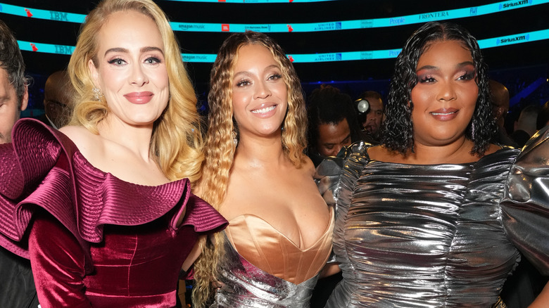 Adele et Lizzo souriant avec Beyoncé