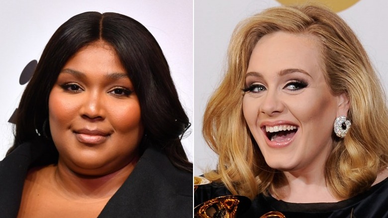 Lizzo posant même, Adele souriant largement