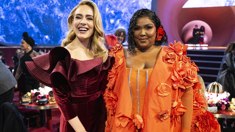 Lizzo et Adele sourient aux Grammy Awards