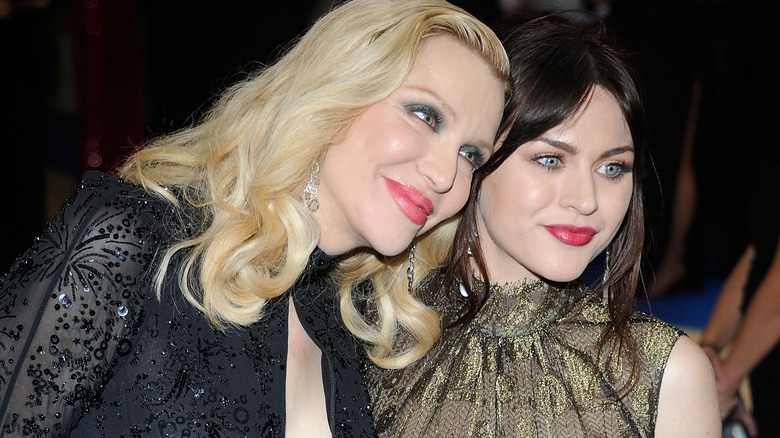 Courtney Love et Francis Bean Cobain posent