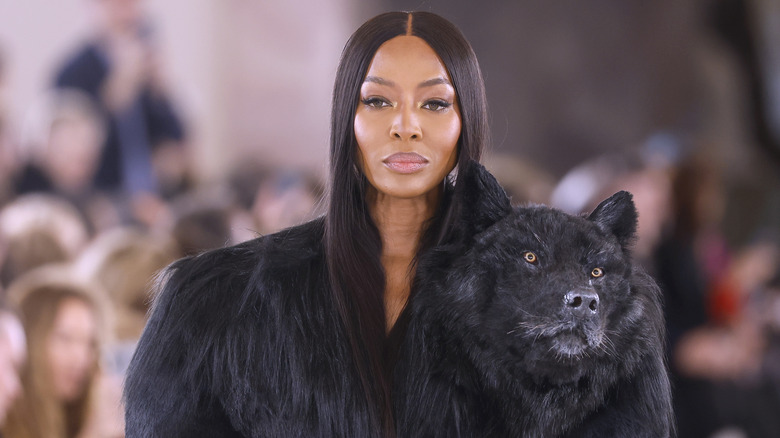 Cheveux lisses de Naomi Campbell