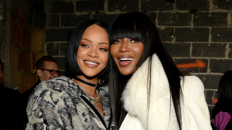 Rihanna et Naomi Campbell souriantes