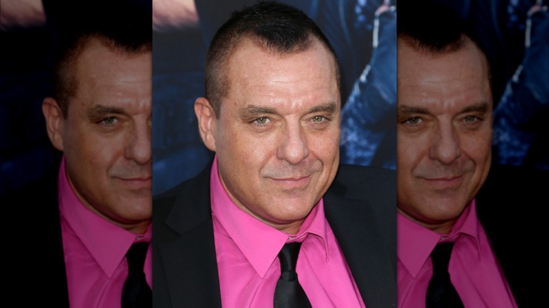 Tom Sizemore posant